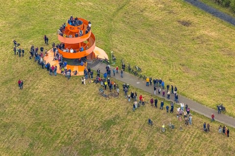 Aerial photo, thousands of spectators watched with great interest as the Gersteinwerk chimney was