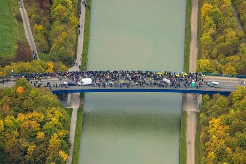 Aerial photo, thousands of spectators watched with great interest as the Gersteinwerk chimney was