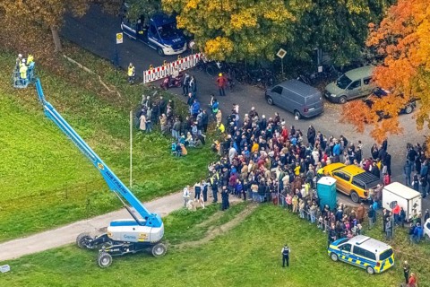 Aerial photo, thousands of spectators watched with great interest as the Gersteinwerk chimney was