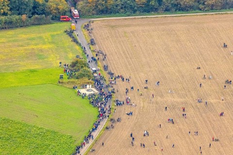 Aerial photo, thousands of spectators watched with great interest as the Gersteinwerk chimney was