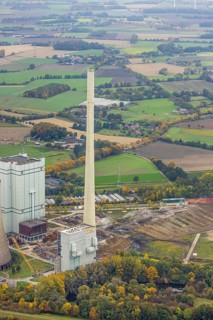 Aerial photo, thousands of spectators watched with great interest as the Gersteinwerk chimney was
