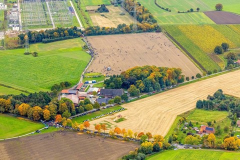 Aerial photo, thousands of spectators watched with great interest as the Gersteinwerk chimney was