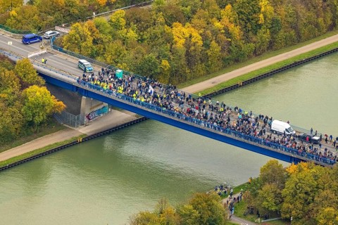 Aerial photo, thousands of spectators watched with great interest as the Gersteinwerk chimney was