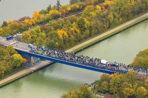 Aerial photo, thousands of spectators watched with great interest as the Gersteinwerk chimney was