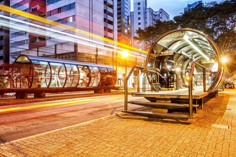 Estação tubo de ônibus. Curitiba, Paraná, Brasil. / Tube bus stop. Curitiba, Parana, Brazil