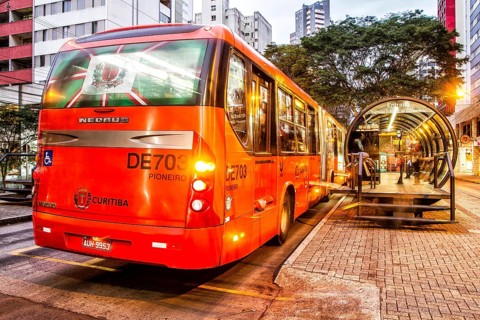 Estação tubo de ônibus. Curitiba, Paraná, Brasil. / Tube bus stop. Curitiba, Parana, Brazil