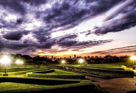 Jardim Botânico de Curitiba ao anoitecer. Curitiba, Paraná, Brasil. / Botanic Garden at evening.