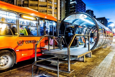 Estação tubo de ônibus. Curitiba, Paraná, Brasil. / Tube bus stop. Curitiba, Parana, Brazil