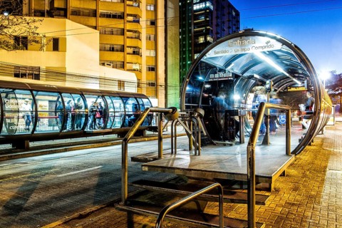 Estação tubo de ônibus. Curitiba, Paraná, Brasil. / Tube bus stop. Curitiba, Parana, Brazil