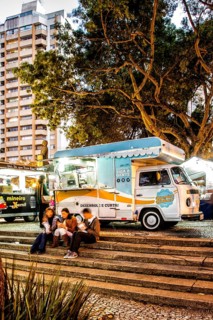 Feira de comida de rua na Praça da Ucrânia. Curitiba, Paraná, Brasil. / Food trucks at Ucrania