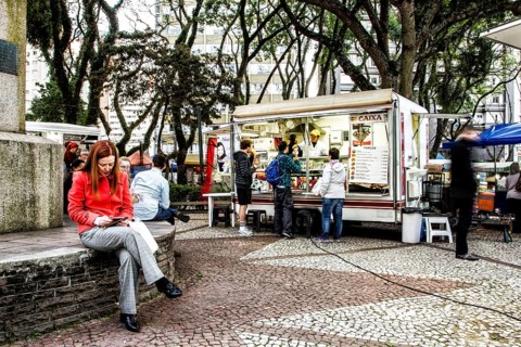 Feira de comida de rua na Praça da Ucrânia. Curitiba, Paraná, Brasil. / Food trucks at Ucrania