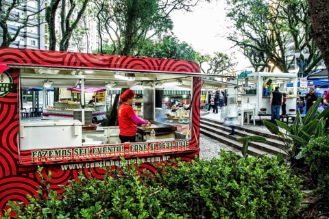 Feira de comida de rua na Praça da Ucrânia. Curitiba, Paraná, Brasil. / Food trucks at Ucrania