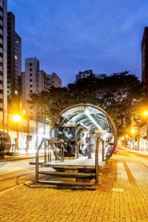 Estação tubo de ônibus. Curitiba, Paraná, Brasil. / Tube bus stop. Curitiba, Parana, Brazil