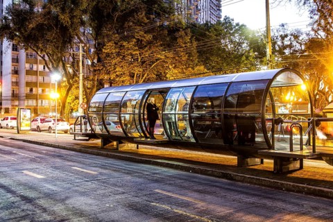 Estação tubo de ônibus. Curitiba, Paraná, Brasil. / Tube bus stop. Curitiba, Parana, Brazil