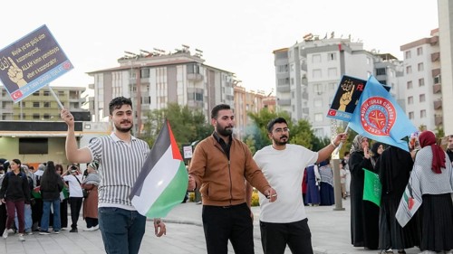 Gaziantep, Türkiye – October 11, 2025: Children and women wearing keffiyehs and carrying