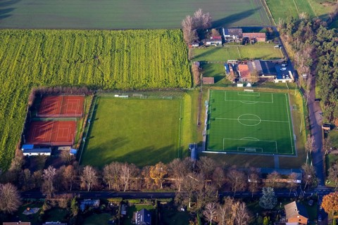 Aerial view of the football ground ofDJK Blau-Weiß Lavesum 1931 and tennis court in the district