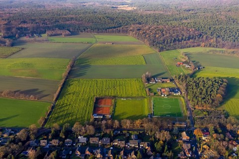 Aerial view of the football ground ofDJK Blau-Weiß Lavesum 1931 and tennis court in the district