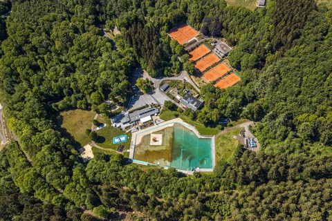 Aerial view, Waldfreibad Herpine, Tennisanlage TC Halver, Halver, Märkischer Kreis, Sauerland,