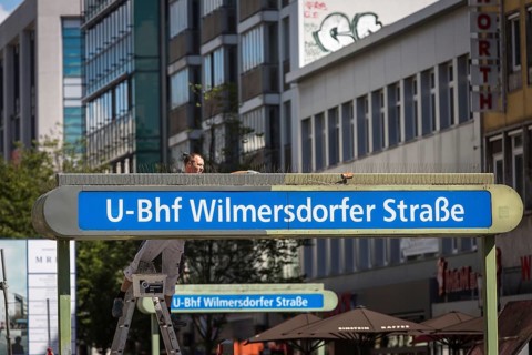 DEU Germany Germany A painter paints a sign for the underground railway in Wilmersdorfer Strasse