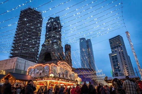 DEU Germany Germany Berlin Scene at the Christmas market at the Gedächniskirche in