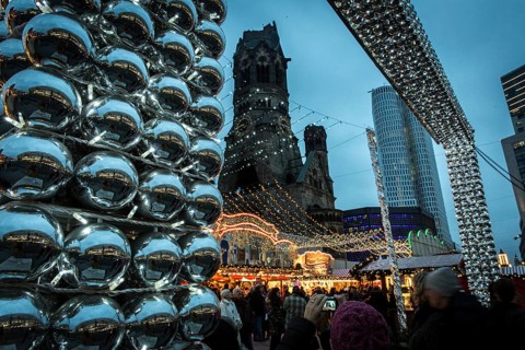 DEU Germany Germany Berlin Scene at the Christmas market at the Gedächniskirche in