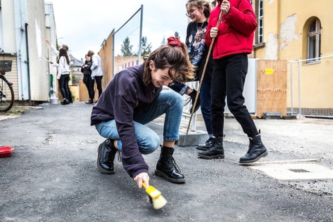 DEU Germany Germany Berlin Pupils at Fichtenberg secondary school in Steglitz beautify their school