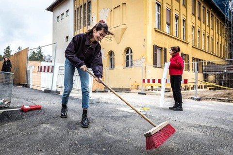 DEU Germany Germany Berlin Pupils at Fichtenberg secondary school in Steglitz beautify their school