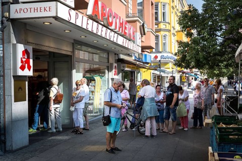 DEU Germany Germany Berlin Queue in front of a pharmacy in the city centre of Berlin-Spandau