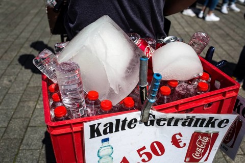 DEU Germany Germany Berlin A drinks vendor on Pariser Platz cools his bottles with blocks of ice