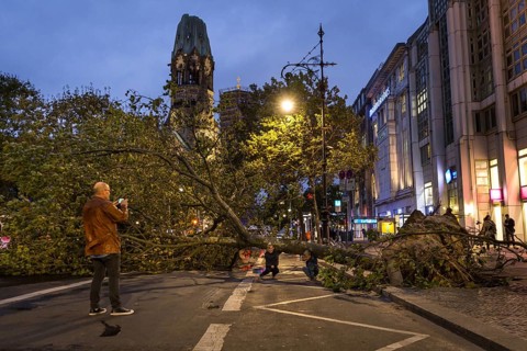 DEU Germany Germany Berlin Fire brigade operation on Kurfürstendamm. Storm Xavier had caused trees