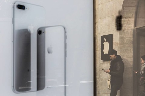 DEU Germany Germany Berlin People with smartphones leave the Applestore on Kurfürstendamm. They are