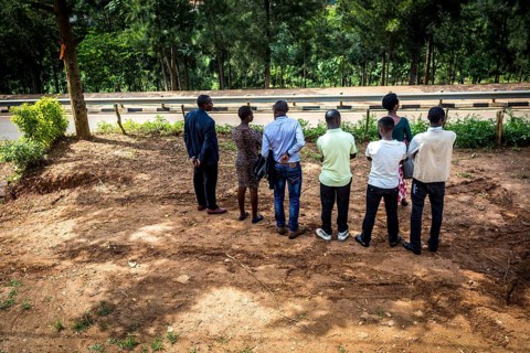 RWA RWANDA RUANDA Kigali residents wait for the arrival of celebrities near the Genocide Memorial