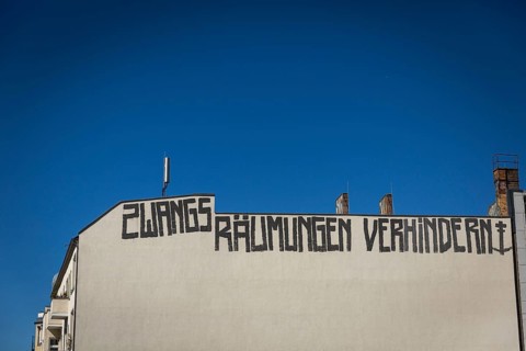 DEU Germany Germany Berlin Graffiti against forced evictions on a firewall on Bornholmer Strasse