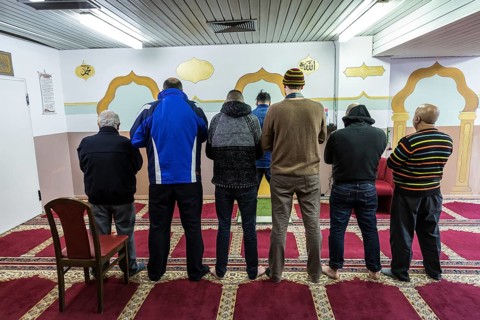 DEU Germany Germany Berlin Beds at midday prayers in the House of Wisdom mosque in Moabit