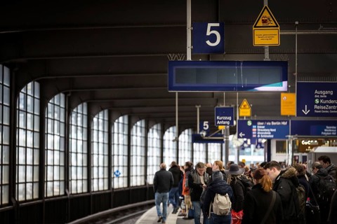 DEU Germany Germany Berlin Scenes in and around the S-Bahn.failure of the display board at Bahnhof
