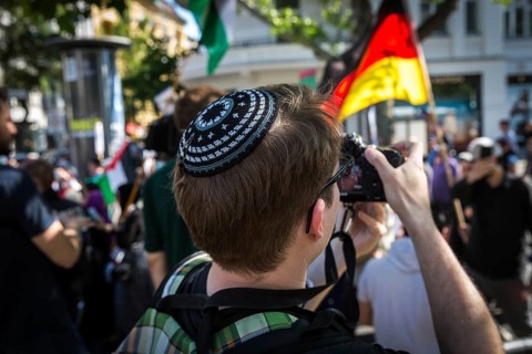 DEU Germany Germany Berlin Al Kuds march on Kudamm Press photographer with kippa