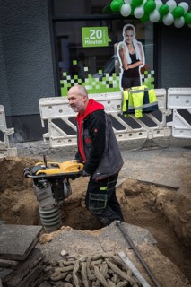 DEU Germany Germany Berlin Construction workers in front of a Fit Box gym in Wilmersdorf