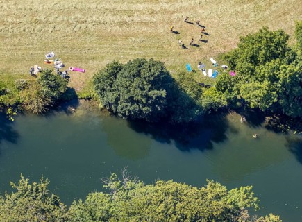 Aerial view, bathing in the river Lippe at Heessen Castle, Hammer by the water, hottest day of the