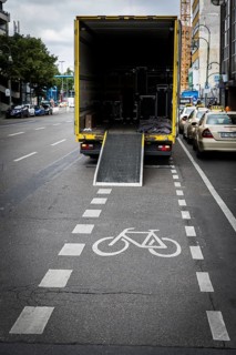 DEU Germany Germany Berlin Scene with cyclists in the capital: A lorry stands in the cycle lane on