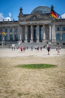 DEU Germany Germany Berlin Tourists in front of the Reichstag, where the drought has destroyed the