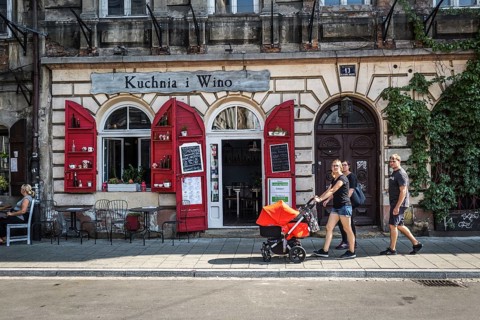 POL Poland Poland Krakow Krakow Tourists walk through the Jewish neighbourhood of Kazimierz along a