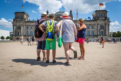 DEU Germany Germany Berlin Tourists in front of the Reichstag, where the drought has destroyed the