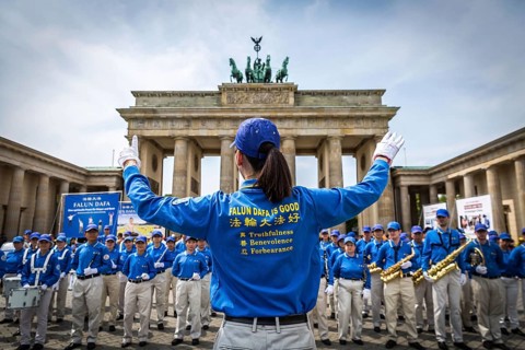 DEU Germany Germany Berlin The Chinese sect Falun Dafa during a rally at the Brandenburg Tor