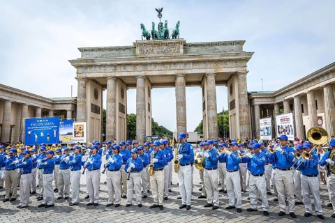 DEU Germany Germany Berlin The Chinese sect Falun Dafa during a rally at the Brandenburg Tor