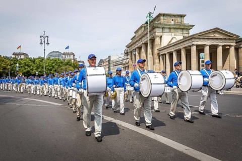 DEU Germany Germany Berlin The Chinese sect Falun Dafa during a rally at the Brandenburg Tor