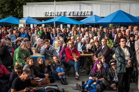 DEU Germany Germany Dresden Election rally of the Left Party in front of an Italian ice cream