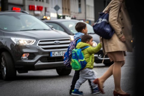 DEU Germany Germany Berlin Street scenes with SUVs at the intersection of Torstraße and Rosenthaler