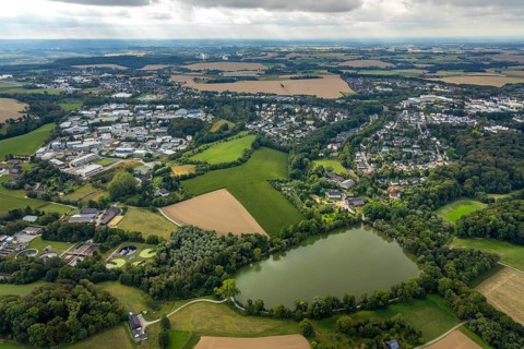 Aerial view, industrial estate Hetterscheidt-Nord, Dieselstraße, Abtskücher Teich, chapel St.