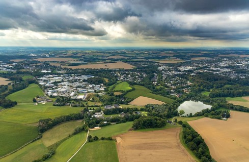 Aerial view, industrial estate Hetterscheidt-Nord, Dieselstraße, Abtskücher Teich, chapel St.