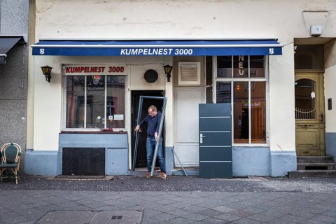 DEU Germany Germany Berlin Repair work on the entrance door of the Kumpelnest in Lützowstr